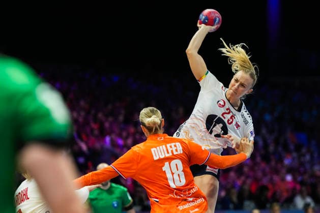 Women s Handball World Championship 2025 Netherlands Norway Rotterdam, Netherlands 20251212 Norway s Henny Ella Reistad and Netherlands Kelly Dulfer during the semi final of the Women s Handball World Championship between the Netherlands and Norway at Ahoy Arena Photo Beate Oma Dahle NTB Rotterdam Netherlands EDITORIAL USE ONLY RESTRICTED USE FOR BETTING COMPANIES  Copyright: xBeatexOmaxDahlex xNTBx
