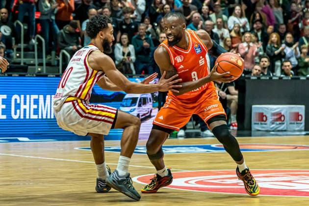 Chemnitz, Germany 12 December 2025 1 BBL 2025 2026 Niners Chemnitz vs Würzburg Baskets In the picture from left in the duel Davion Mintz Würzburg and John Newman III 99 Copyright: xFotostandx xNachtigallx