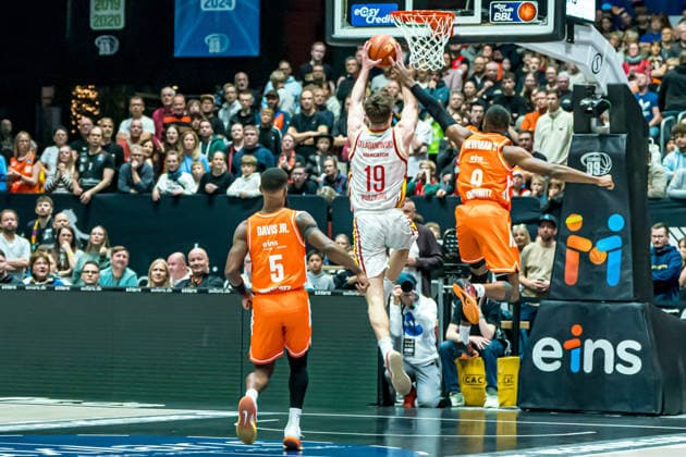 Chemnitz, Germany 12 December 2025 1 BBL 2025 2026 Niners Chemnitz vs Würzburg Baskets In the picture from left in a duel Christian Skladanowski Würzburg with a dunking and John Newman III 99 Copyright: xFotostandx xNachtigallx