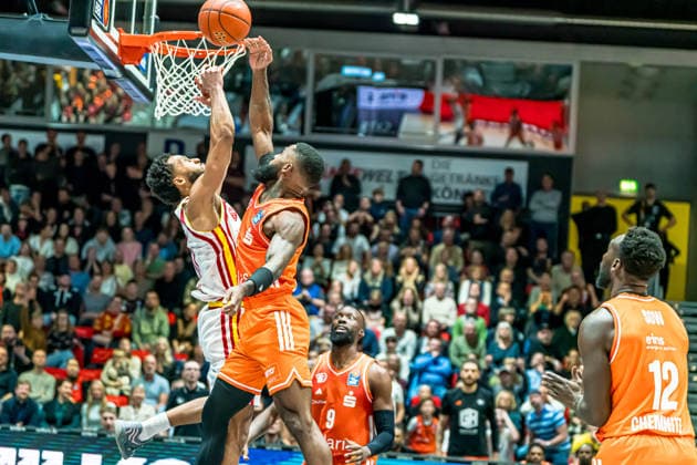 Chemnitz, Germany 12 December 2025 1 BBL 2025 2026 Niners Chemnitz vs Würzburg Baskets In the picture from left in the duel David Muenkat Würzburg and Corey Davis 99 Copyright: xFotostandx xNachtigallx