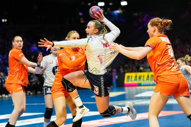 Women s Handball World Championship 2025 Netherlands Norway Rotterdam, Netherlands 20251212 Dutch Dione Housheer holds the jersey of Norway s Thale Rushfeldt Deila during the semi final of the Women s Handball World Championship between the Netherlands and Norway at Ahoy Arena Photo Beate Oma Dahle NTB Rotterdam Netherlands EDITORIAL USE ONLY RESTRICTED USE FOR BETTING COMPANIES  Copyright: xBeatexOmaxDahlex xNTBx
