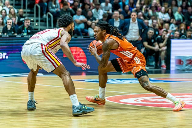 Chemnitz, Germany 12 December 2025 1 BBL 2025 2026 Niners Chemnitz vs Würzburg Baskets In the picture from left in the duel Davion Mintz Würzburg and Nike Sibande 99 Copyright: xFotostandx xNachtigallx