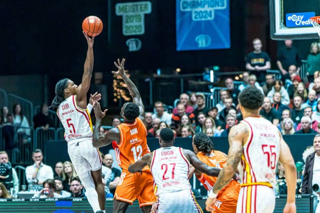 Chemnitz, Germany 12 December 2025 1 BBL 2025 2026 Niners Chemnitz vs Würzburg Baskets In the picture from left in a duel Marcus Carr Würzburg and Amadou Sow 99 Copyright: xFotostandx xNachtigallx