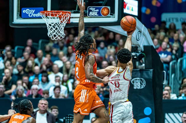 Chemnitz, Germany 12 December 2025 1 BBL 2025 2026 Niners Chemnitz vs Würzburg Baskets In the picture from left in the duel Nike Sibande 99 and Davion Mintz Würzburg Copyright: xFotostandx xNachtigallx
