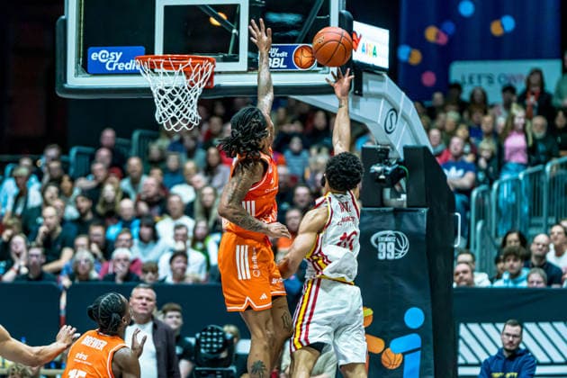 Chemnitz, Germany 12 December 2025 1 BBL 2025 2026 Niners Chemnitz vs Würzburg Baskets In the picture from left in the duel Nike Sibande 99 and Davion Mintz Würzburg Copyright: xFotostandx xNachtigallx