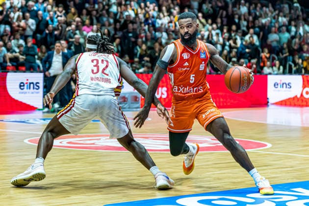 Chemnitz, Germany 12 December 2025 1 BBL 2025 2026 Niners Chemnitz vs Würzburg Baskets In the picture from left in a duel Charles Thompson Würzburg and Corey Davis 99 Copyright: xFotostandx xNachtigallx
