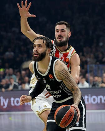 Partizan v Crvena Zvezda, Euroleague basketball, season 2025 2026, round 15 Belgrade, Serbia. 12th Dec, 2025. Partizan s Duane Washington vies with Crvena Zvezda s Nikola Kalinic during Euroleague basketball match between Partizan and Crvena Zvezda (Red Star) on December 12. 2025. in Belgrade, Serbia. Belgrade Serbia Copyright: xPedjaxMilosavljevic STARSPORTx
