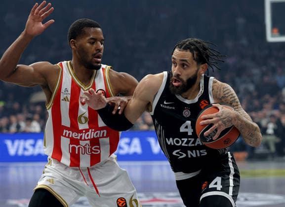 Partizan v Crvena Zvezda, Euroleague basketball, season 2025 2026, round 15 Belgrade, Serbia. 12th Dec, 2025. Partizan s Duane Washington (R) vies with Crvena Zvezda s Jared Butler (L) during Euroleague basketball match between Partizan and Crvena Zvezda (Red Star) on December 12. 2025. in Belgrade, Serbia. Belgrade Serbia Copyright: xPedjaxMilosavljevic STARSPORTx