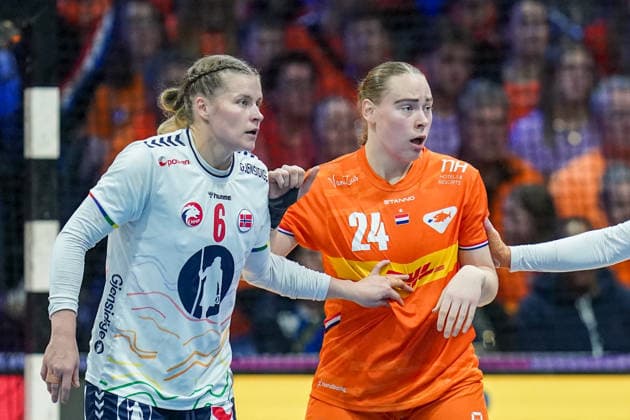2025-12-12 Netherlands v Norway - IHF World Women s Handball Championship ROTTERDAM, NETHERLANDS - DECEMBER 12: Romee Maarschalkerweerd of The Netherlands battles for possession with Maren Aardahl of Norway during the IHF World Women s Handball Championship match between Netherlands and Norway at Ahoy on December 12, 2025 in Rotterdam, Netherlands. Rotterdam Ahoy Netherlands Content not available for redistribution in The Netherlands directly or indirectly through any third parties. Copyright: xHenkxSeppenx