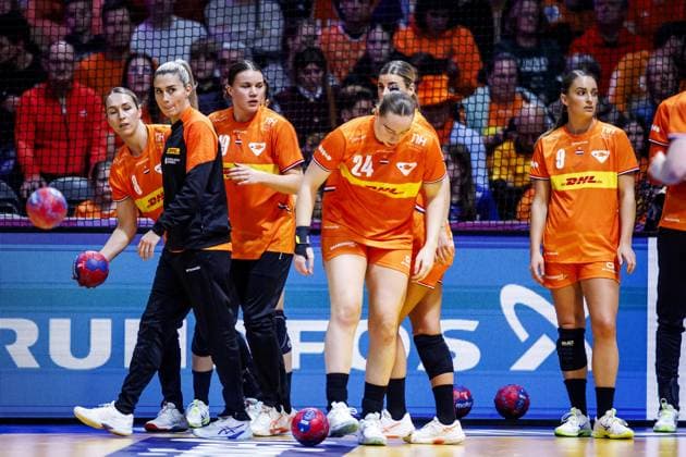 ROTTERDAM - Dutch players before the semi-final at the World Handball Championship between the Netherlands and Norway. ANP IRIS VAN DEN BROEK netherlands out - belgium out Rotterdam xVIxxIVx 544688108 originalFilename: 544688108.jpg
