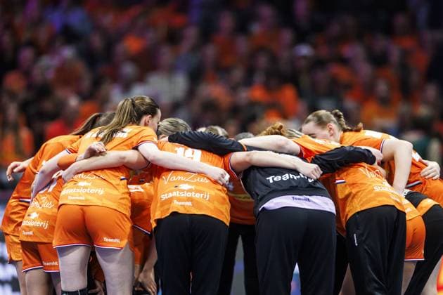 ROTTERDAM - Dutch players before the semi-final at the World Handball Championship between the Netherlands and Norway. ANP IRIS VAN DEN BROEK netherlands out - belgium out Rotterdam xVIxxIVx 544688120 originalFilename: 544688120.jpg