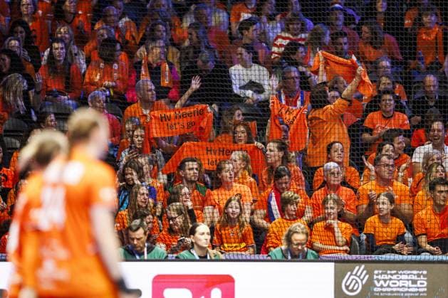 ROTTERDAM - Dutch supporters for the semi-final at the World Handball Championship between the Netherlands and Norway. ANP IRIS VAN DEN BROEK netherlands out - belgium out Rotterdam xVIxxIVx 544688152 originalFilename: 544688152.jpg