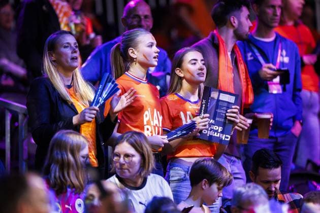 ROTTERDAM - Dutch supporters for the semi-final at the World Handball Championship between the Netherlands and Norway. ANP IRIS VAN DEN BROEK netherlands out - belgium out Rotterdam xVIxxIVx 544688165 originalFilename: 544688165.jpg