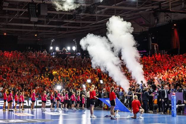 ROTTERDAM - Players from the Netherlands and Norway take the field for the semi-final match at the World Handball Championship between the Netherlands and Norway. ANP IRIS VAN DEN BROEK netherlands out - belgium out Rotterdam xVIxxIVx 544689032 originalFilename: 544689032.jpg