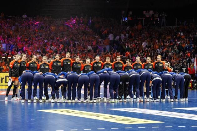ROTTERDAM - Players from the Netherlands and Norway before the semi-final at the World Handball Championship between the Netherlands and Norway. ANP IRIS VAN DEN BROEK netherlands out - belgium out Rotterdam xVIxxIVx 544689253 originalFilename: 544689253.jpg