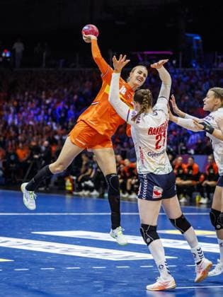 ROTTERDAM - Kelly Dulfer (NED) in action during the semi-final at the World Handball Championship between the Netherlands and Norway. ANP IRIS VAN DEN BROEK netherlands out - belgium out Rotterdam xVIxxIVx 544689257 originalFilename: 544689257.jpg