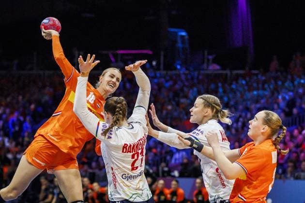 ROTTERDAM - Kelly Dulfer (NED) in action during the semi-final at the World Handball Championship between the Netherlands and Norway. ANP IRIS VAN DEN BROEK netherlands out - belgium out Rotterdam xVIxxIVx 544689761 originalFilename: 544689761.jpg