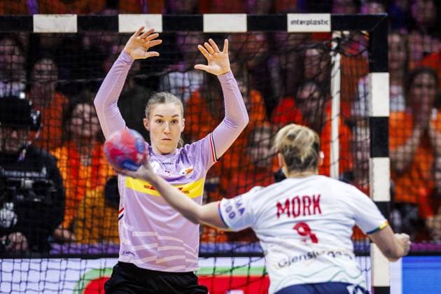 ROTTERDAM - Goalkeeper Yara ten Holte (NED) and Nora Mork (NOR) in action during the semi-final at the World Handball Championship between the Netherlands and Norway. ANP IRIS VAN DEN BROEK netherlands out - belgium out Rotterdam xVIxxIVx 544689909 originalFilename: 544689909.jpg