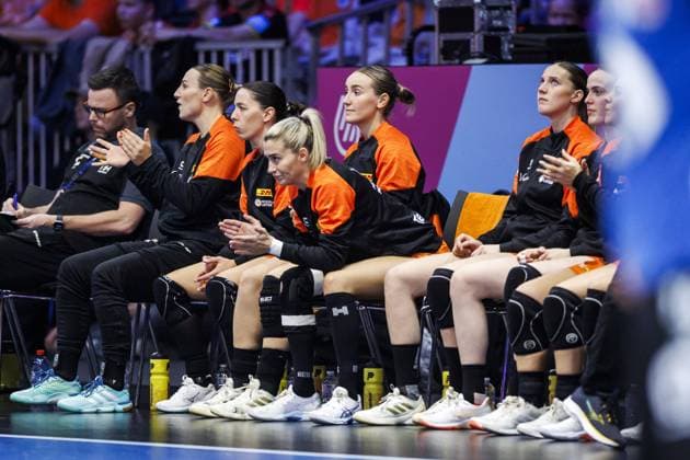 ROTTERDAM - Dutch players during the semi-final at the World Handball Championship between the Netherlands and Norway. ANP IRIS VAN DEN BROEK netherlands out - belgium out Rotterdam xVIxxIVx 544690027 originalFilename: 544690027.jpg