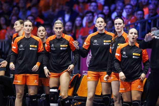ROTTERDAM - Dutch players during the semi-final at the World Handball Championship between the Netherlands and Norway. ANP IRIS VAN DEN BROEK netherlands out - belgium out Rotterdam xVIxxIVx 544690033 originalFilename: 544690033.jpg