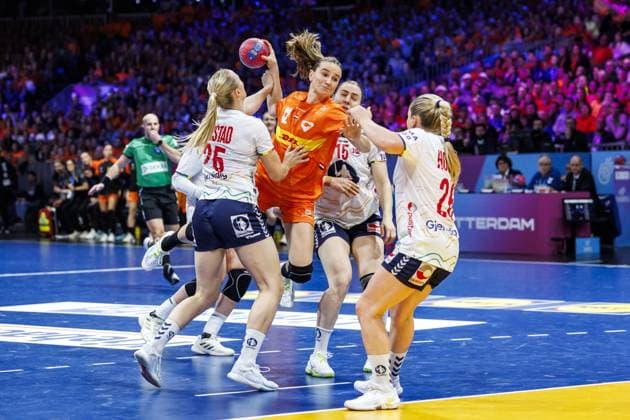 ROTTERDAM - Bo van Wetering (NED) in action during the semi-final at the World Handball Championship between the Netherlands and Norway. ANP IRIS VAN DEN BROEK netherlands out - belgium out Rotterdam xVIxxIVx 544690110 originalFilename: 544690110.jpg