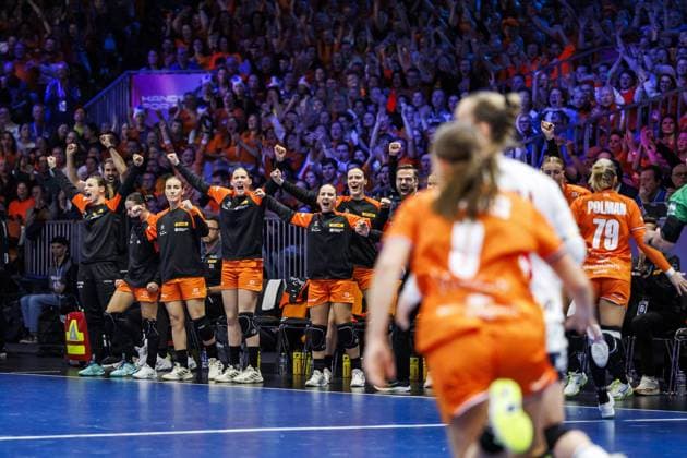 ROTTERDAM - Dutch players cheer during the semi-final at the World Handball Championship between the Netherlands and Norway. ANP IRIS VAN DEN BROEK netherlands out - belgium out Rotterdam xVIxxIVx 544690162 originalFilename: 544690162.jpg