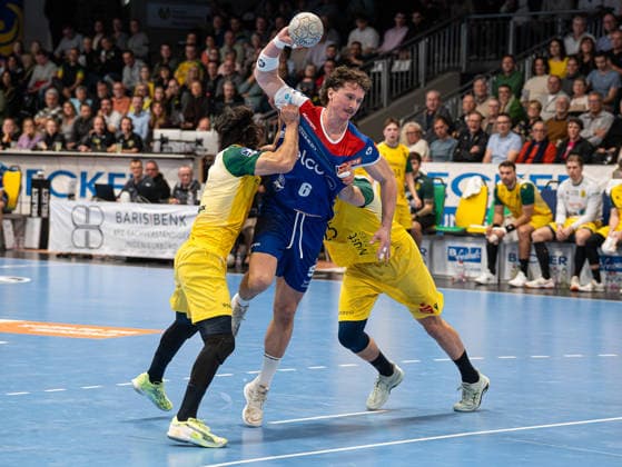 Mex Raguse HBW Balingen Weilstetten, 06 is blocked on a throw by Pouya Norouzi VfL Eintracht Hagen, 07 and Philip Jungemann VfL Eintracht Hagen, 25 VfL Eintracht Hagen vs HBW Balingen Weilstetten, Handball, 2 Bundesliga, 15 Matchday, Season 2025 2026, 12 12 2025 VfL Eintracht Hagen vs HBW Balingen Weilstetten, Handball, 2 Bundesliga, 15 Matchday, Season 2025 2026, 12 12 2025 Hagen Copyright: xEibner-Pressefoto DamianxKruczynx EP_DKI