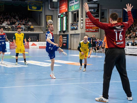 Sascha Pfattheicher HBW Balingen Weilstetten, 30 on a seven-meter penalty against Pascal Bochmann VfL Eintracht Hagen, 16 VfL Eintracht Hagen vs HBW Balingen Weilstetten, Handball, 2 Bundesliga, Matchday 15, Season 2025 2026, 12 12 2025 VfL Eintracht Hagen vs HBW Balingen Weilstetten, Handball, 2 Bundesliga, Matchday 15, Season 2025 2026, 12 12 2025 Hagen Copyright: xEibner-Pressefoto DamianxKruczynx EP_DKI