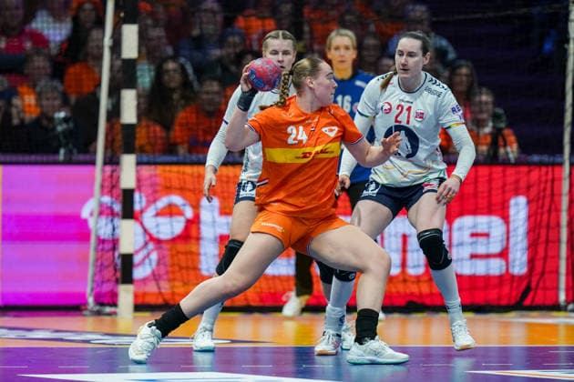 2025-12-12 Netherlands v Norway - IHF World Women s Handball Championship ROTTERDAM, NETHERLANDS - DECEMBER 12: Romee Maarschalkerweerd of The Netherlands passes the ball during the IHF World Women s Handball Championship match between Netherlands and Norway at Ahoy on December 12, 2025 in Rotterdam, Netherlands. Rotterdam Ahoy Netherlands Content not available for redistribution in The Netherlands directly or indirectly through any third parties. Copyright: xHenkxSeppenx