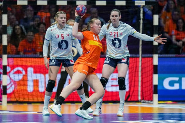 2025-12-12 Netherlands v Norway - IHF World Women s Handball Championship ROTTERDAM, NETHERLANDS - DECEMBER 12: Romee Maarschalkerweerd of The Netherlands passes the ball during the IHF World Women s Handball Championship match between Netherlands and Norway at Ahoy on December 12, 2025 in Rotterdam, Netherlands. Rotterdam Ahoy Netherlands Content not available for redistribution in The Netherlands directly or indirectly through any third parties. Copyright: xHenkxSeppenx