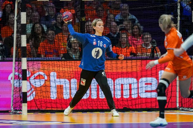 2025-12-12 Netherlands v Norway - IHF World Women s Handball Championship ROTTERDAM, NETHERLANDS - DECEMBER 12: Katrine Lunde of Norway holds the ball during the IHF World Women s Handball Championship match between Netherlands and Norway at Ahoy on December 12, 2025 in Rotterdam, Netherlands. Rotterdam Ahoy Netherlands Content not available for redistribution in The Netherlands directly or indirectly through any third parties. Copyright: xHenkxSeppenx