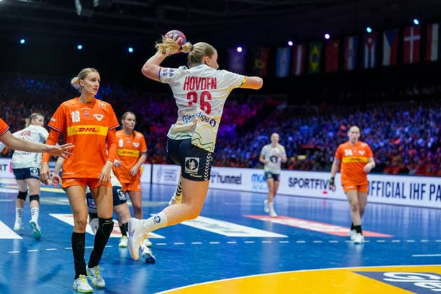 2025-12-12 Netherlands v Norway - IHF World Women s Handball Championship ROTTERDAM, NETHERLANDS - DECEMBER 12: Emilie Hovden of Norway shoots at goal during the IHF World Women s Handball Championship match between Netherlands and Norway at Ahoy on December 12, 2025 in Rotterdam, Netherlands. Rotterdam Ahoy Netherlands Content not available for redistribution in The Netherlands directly or indirectly through any third parties. Copyright: xHenkxSeppenx