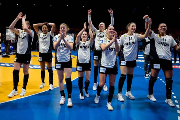 Handball, Womens World Championship, semi-final France Germany the team of Germany, Nina Engel Germany , Alexia Hauf Germany , Annika Lott Germany , Jenny Behrend Germany , Marie Steffen Germany , Xenia Smits Germany final cheer final cheer emotion joy Rotterdam Ahoy Netherlands