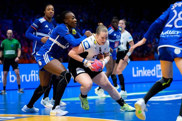 Handball, Womens World Championship, semi-final France Germany from left in duel Oriane Ondono France and Lisa Antl Germany Rotterdam Ahoy Netherlands