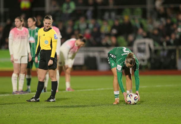 Photo Larissa MÜHLHAUS converts Werder penalty to make it 1 0 Soccer Google Pixel Womens Bundesliga , matchday 13 on Fri 12 12 2025 Werder Bremen Bayer 04 Leverkusen