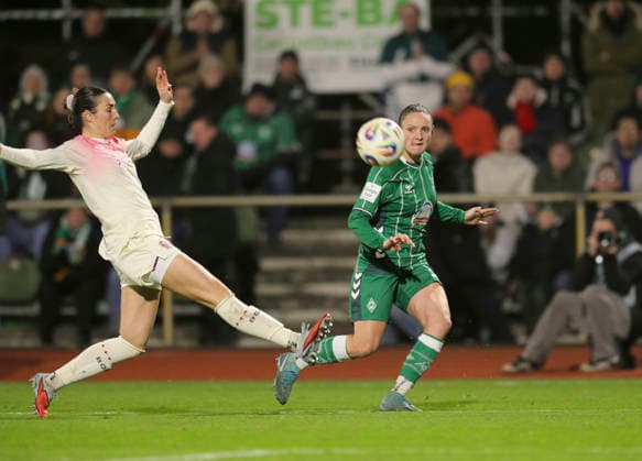 Photo Goal kick by Verena WIEDER Werder against Selina Ostermeier Leverkusen , left Soccer Google Pixel Women Bundesliga , 13 Matchday on Fri 12 12 2025 Werder Bremen Bayer 04 Leverkusen