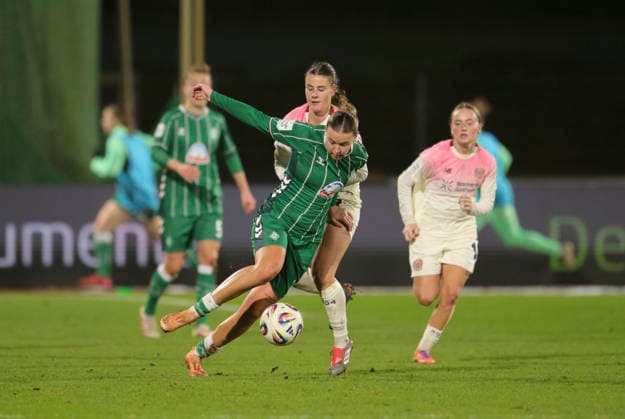 Photo on ball Larissa MÜHLHAUS Werder vs Katharina PILJIC Leverkusen Soccer Google Pixel Women Bundesliga , 13 Matchday on Fri 12 12 2025 Werder Bremen Bayer 04 Leverkusen