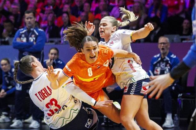 ROTTERDAM - Larissa Nusser (NED) in action during the semi-final at the World Handball Championship between the Netherlands and Norway. ANP IRIS VAN DEN BROEK netherlands out - belgium out Rotterdam xVIxxIVx 544690600 originalFilename: 544690600.jpg