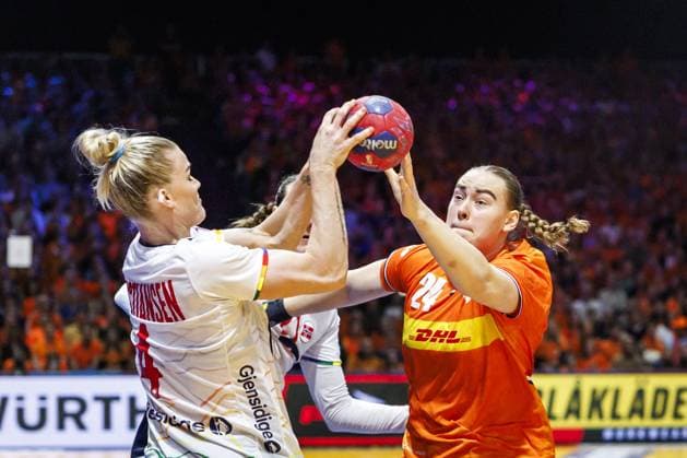 ROTTERDAM - Veronica Egebakken Kristiansen (NOR) and Romee Maarschalkerweerd (NED) in action during the semi-final at the World Handball Championship between the Netherlands and Norway. ANP IRIS VAN DEN BROEK netherlands out - belgium out Rotterdam xVIxxIVx 544690614 originalFilename: 544690614.jpg