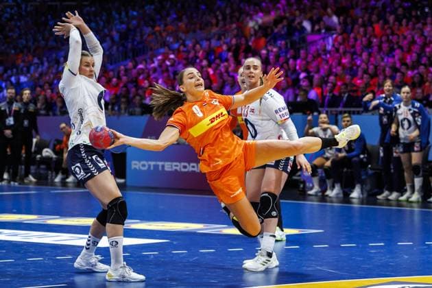 ROTTERDAM - Larissa Nusser (NED) in action during the semi-final at the World Handball Championship between the Netherlands and Norway. ANP IRIS VAN DEN BROEK netherlands out - belgium out Rotterdam xVIxxIVx 544690636 originalFilename: 544690636.jpg