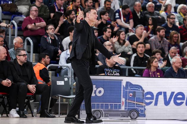 December 12, 2025, Barcelona, Barcelona, Spain: Georgios Bartzokas, head coach of Olympiacos Piraeus gestures during the EuroLeague Regular Season Round 15 match played between FC Barcelona, Barca and Olympiacos Piraeus at Palau Blaugrana on December 12, 2025 in Barcelona, Spain. Barcelona Spain - ZUMAa181 20251212_zaa_a181_119 Copyright: xJavierxBorregox