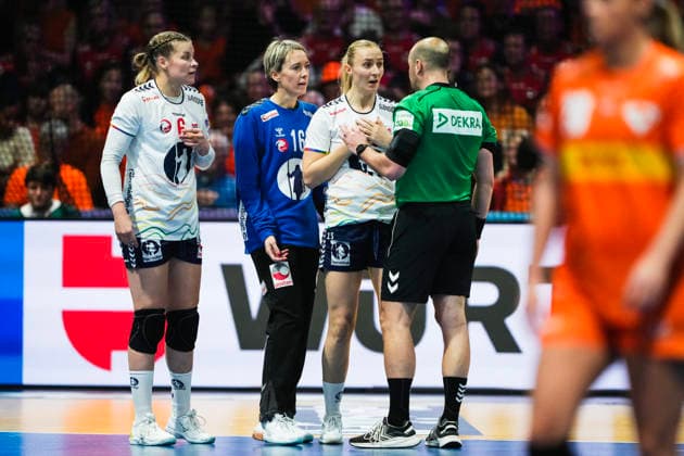 Women s Handball World Championship 2025 Netherlands Norway Rotterdam, Netherlands 20251212 Norway s Henny Ella Reistad, goalkeeper Katrine Lunde and Maren Aardahl talk to the referee during the semi final of the Women s Handball World Championship between the Netherlands and Norway at Ahoy Arena Photo Beate Oma Dahle NTB Rotterdam Netherlands EDITORIAL USE ONLY RESTRICTED USE FOR BETTING COMPANIES  Copyright: xBeatexOmaxDahlex xNTBx