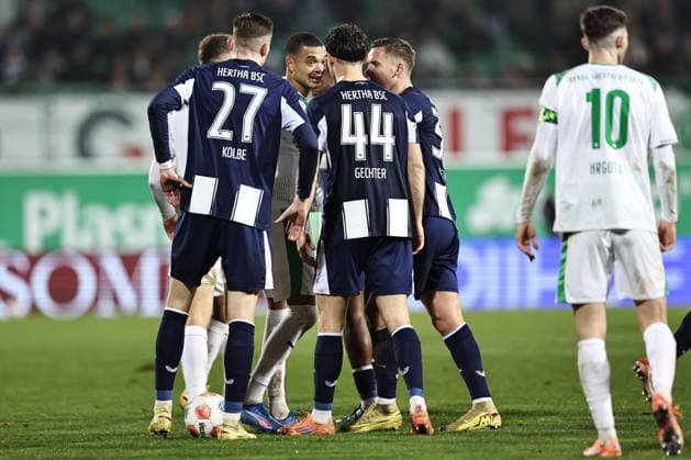 Scuffle Maximilian Dietz, Fürth, in the first round match of the 2025 2026 season between SpVgg Greuther Fürth and Hertha BSC Berlin 3 3 in Fürth 12 12 2025