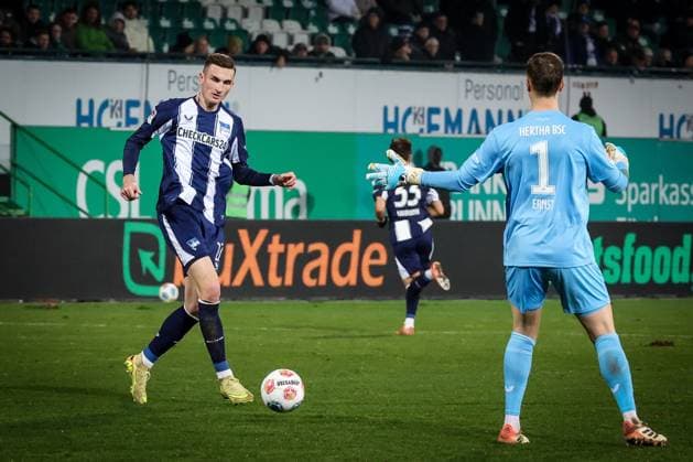 Marten Winkler 22 Hertha BSC Berlin passes to Tjark Ernst 1 Hertha BSC Berlin , Spvgg Greuther Fuerth vs Hertha BSC Berlin, Fußball, 2 Bundesliga, DFL, Saison 2025 2026, Hinrunde, 16 Spieltag, 12 12 2025 DFB regulations prohibit any use of photographs as image sequences and or quasi video Fuerth Bayern Germany Copyright: xkolbert-press MartinxAgüerax