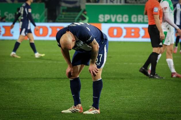 Toni Leistner 37 Hertha BSC Berlin exhausted after the end of the match, Spvgg Greuther Fuerth vs Hertha BSC Berlin, Football, 2 Bundesliga, DFL, Saison 2025 2026, Hinrunde, 16 Spieltag, 12 12 2025 DFB regulations prohibit any use of photographs as image sequences and or quasi video Fuerth Bayern Germany Copyright: xkolbert-press MartinxAgüerax