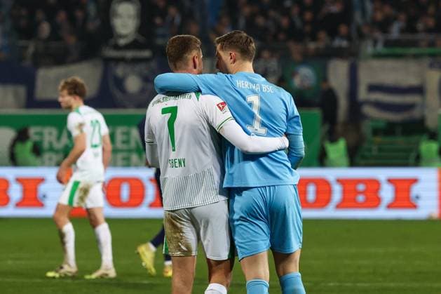 Tjark Ernst 1 Hertha BSC Berlin and Dennis Srbeny 7 Spvgg Greuther Fuerth hug after the match, Spvgg Greuther Fuerth vs Hertha BSC Berlin, Football, 2 Bundesliga, DFL, Saison 2025 2026, Hinrunde, 16 Spieltag, 12 12 2025 DFB regulations prohibit any use of photographs as image sequences and or quasi video Fuerth Bayern Germany Copyright: xkolbert-press MartinxAgüerax