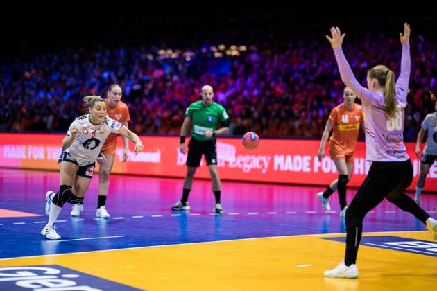 251212 Nora Mork of Norway scores a penalty shot on goalkeeper Yara Ten Holte of Netherlands during the IHF Women™s World Championship semifinal between Netherlands and Norway on December 12, 2025 in Rotterdam Photo Joel Marklund BILDBYRAN kod JM JM0756 bbeng handball handboll handball vm handball vm handbolls vm ihf handball world championship world handball championship 2025 world championship 2025 semifinal semifinals nederländerna norway norge netherlands dam  Copyright: JOELxMARKLUND BB251212JM054