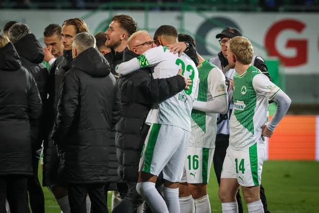 Head coach Heiko Vogel Spvgg Greuther Fuerth hugs Maximilian Dietz 33 Spvgg Greuther Fuerth after the end of the match, Spvgg Greuther Fuerth vs Hertha BSC Berlin, Football, 2 Bundesliga, DFL, Season 2025 2026, Hinrunde, 16 Spieltag, 12 12 2025 DFB regulations prohibit any use of photographs as image sequences and or quasi video Fuerth Bayern Germany Copyright: xkolbert-press MartinxAgüerax