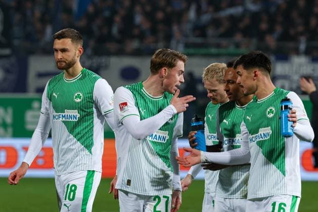 Luca Itter 27 Spvgg Greuther Fuerth and Julian Green 37 Spvgg Greuther Fuerth in conversation after the match, with Felix Higl 18 Spvgg Greuther Fuerth and Aaron Keller 16 Spvgg Greuther Fuerth , Spvgg Greuther Fuerth vs Hertha BSC Berlin, Soccer, 2 Bundesliga, DFL, Season 2025 2026, First half, Matchday 16, 12 12 2025 DFB regulations prohibit any use of photographs as image sequences and or quasi video Fuerth Bayern Germany Copyright: xkolbert-press MartinxAgüerax