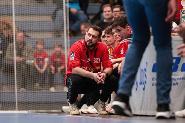 12 12 2025, Handball, Season 2025 2026, 2 Handball Bundesliga, 15 Matchday, TuSEM Essen TuS N Lübbecke, Coach Kenji Hövels TuSEM Essen talks to Youth Coordinator Florian Buddenborg TuSEM Essen , Essen Am Hallo NRW Germany xRHR PHOTO DEx Copyright: DennisxEwert RHR-FOTOx RHR-FOTO DE